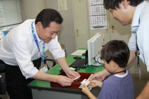 自分で作った写真を交換している写真