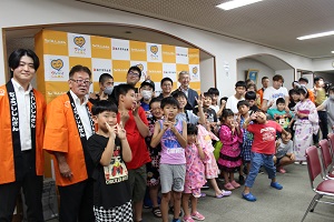 全員で記念撮影をしている写真