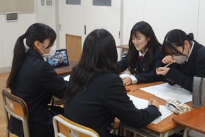 講師が意見を述べている写真