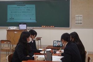 講師の意見を聞いている写真