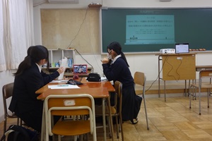 別の講師からの意見を聞いている写真