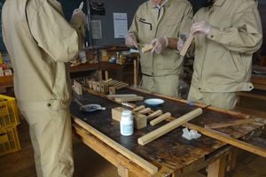 傘立てのパーツを作っている写真