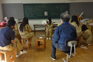 みんなの前で発表をしている写真