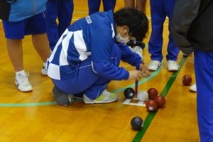 ボールの距離を計測している写真