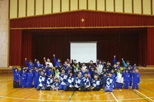 全員で記念撮影をしている写真