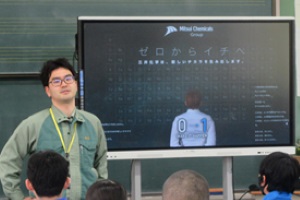 生徒たちに説明している写真