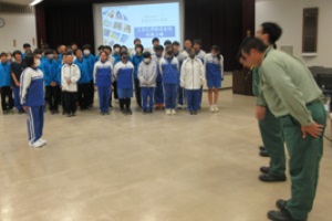 生徒代表がお礼の言葉を伝えている写真