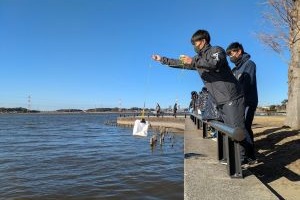 水を採取している写真