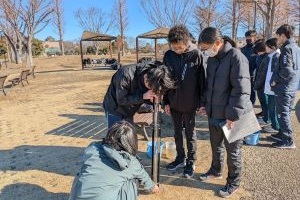 水の透視度を確認している写真