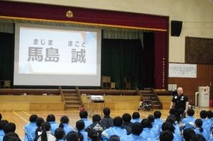 講師が自己紹介をしている写真