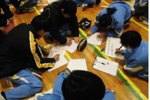 生徒がルールを決めている写真