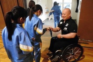 生徒がメダルを確認している様子