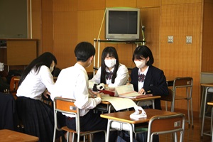 生徒がグループになり実習の記録をまとめている様子