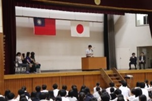 生徒会長が壇上で挨拶をする様子