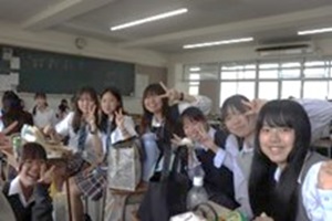 各クラスでのランチ交流の様子
