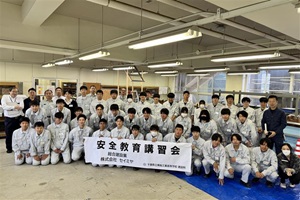 講習終了後に講師と生徒全員で撮影した記念写真