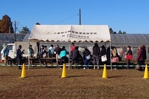 販売開始を待つ地域の方々が列に並んで待機している様子