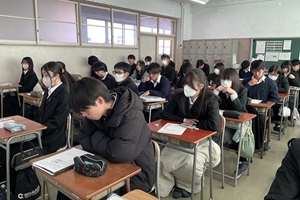 生徒たちが教室で座り授業を受けている写真