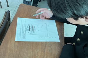 ワークシートの前で何を書くか考えている生徒の写真