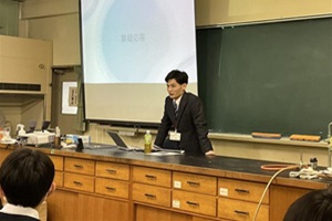 講師のひとりである本田宏輔さんがモニターの前で話している写真