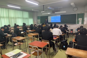 講師のひとりである宮崎寛之さんの話を聞く生徒たちの写真