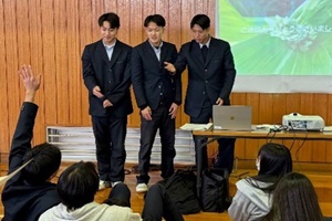 発表後んお質疑応答で挙手している後輩と、指名する3年生3名の写真