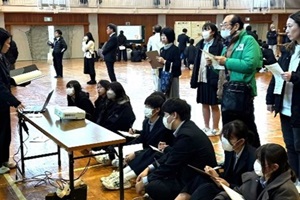 発表後、地域の方からのフィードバックを受ける3年生の写真