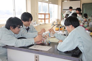 生徒3名が話し合いながら実習を進めている写真