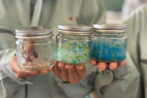 完成した芳香剤の入ったガラス瓶3つの写真