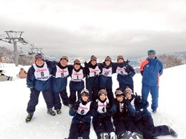 スキー場で生徒たちが肩を組んでいる記念写真
