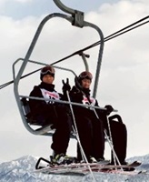 リフトに乗っている生徒2名の写真