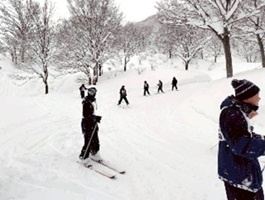 列を作り、ゲレンデを滑る生徒たちの写真