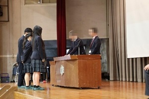 発表した生徒たちが来賓の方から賞状を受け取っている写真