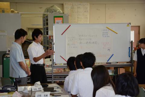 協議した内容を発表する生徒