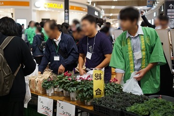 農作物を販売する高校生の様子