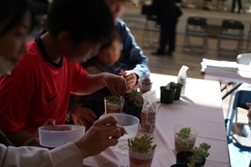 多肉植物の寄せ植え体験をする来場者