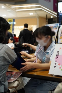 看護科の生徒による血圧測定の様子