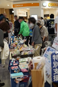 特別支援学校の生徒が制作物を販売する様子