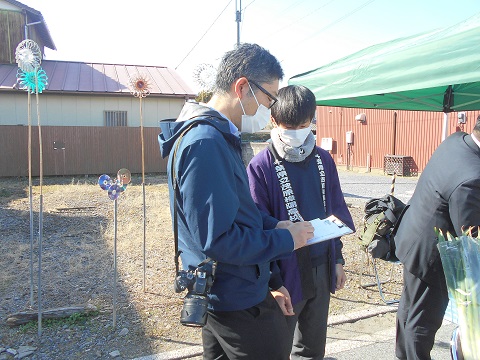 新聞社の取材を受けている茂原樟陽高校の生徒の写真