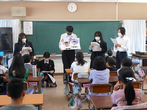 紙芝居でプログラミングの説明中の写真