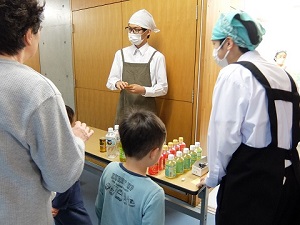 まつなみ地域食堂へようこそ接客の写真