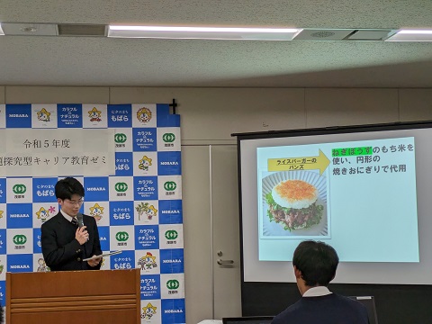 茂原樟陽高校：「米も野菜もジビエも地産地消のライスバーガー」ねぎぼうずで取り扱っている新鮮な野菜と、ジビエを様々な年齢層の方に食べてもらえるようにファーストフードをイメージしてみました。