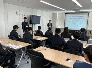 自己紹介を行っている様子