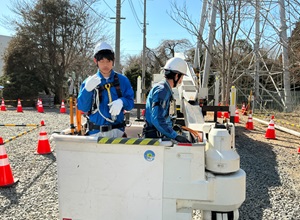 高所作業車に乗っている写真