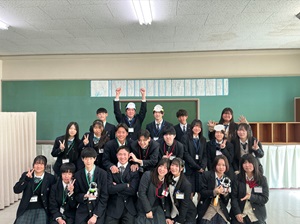 出前授業を行った高校生の集合写真