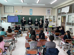 電子紙芝居をしている様子の写真