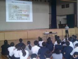 特別授業を熱心に聞く生徒の様子の画像