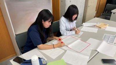 紹介パネルのアイデアを出し合う生徒たち