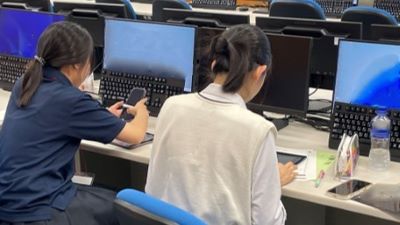 広報企画を話し合う生徒たち