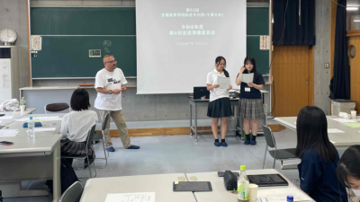 企画の案を発表する生徒たち